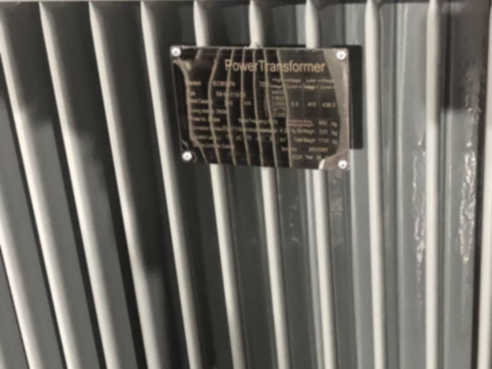 Τι αντιπροσωπεύουν οι παράμετροι στην πινακίδα του μετασχηματιστή;